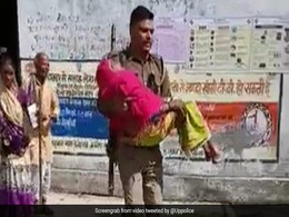 कंधे पर बंदूक़ और गोद में मां है,  इसीलिए ख़ाकी पर गुमां है…UP Police के इस Video ने जीता लोगों का दिल कंधे पर बंदूक़ और गोद में मां है,  इसीलिए ख़ाकी पर गुमां है…UP Police के इस Video ने जीता लोगों का दिल