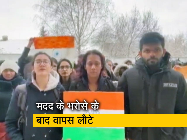 सुमी में फंसे भारतीय छात्र नाराज़, रूस की सीमा की ओर पैदल जाने का एलान