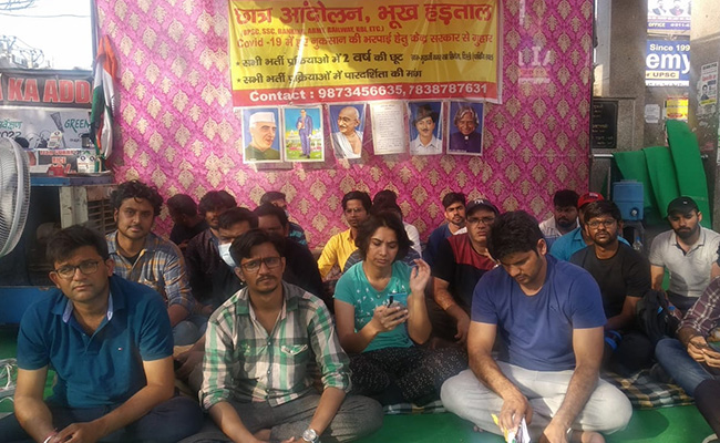 कोरोना में 2 साल बर्बाद, प्रतियोगी परीक्षाओं के लिए छात्रों को दो और मौके मिलें, आंदोलनरत छात्रों ने की मांग