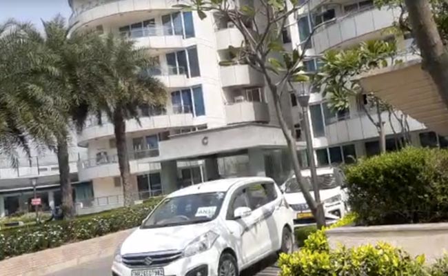 Omax ग्रुप के 45 ठिकानों पर IT विभाग की छापेमारी, लेनदेन में गड़बड़ी के इनपुट के बाद की गई कार्रवाई