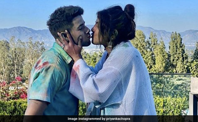 Holi 2022: Priyanka Chopra And Nick Jonas Did Us All A Favour And Played "Like <i>Desis</i>"