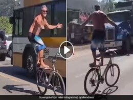 बीच सड़क साइकिल पर स्टंट करते इस बुजुर्ग का VIDEO देख आंखें रह जाएंगी फटी की फटी बीच सड़क साइकिल पर स्टंट करते इस बुजुर्ग का VIDEO देख आंखें रह जाएंगी फटी की फटी