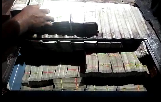 बिहार : गोपालगंज में लग्जरी कार से तीन करोड़ रुपये नकद बरामद