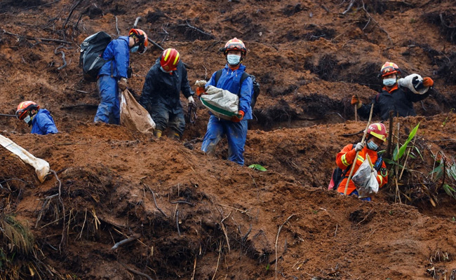 China Renews Search For Second Black Box After Plane Crash