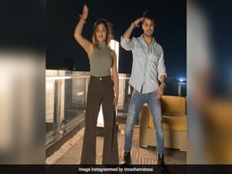 Rashami Desai ने Umar Riaz के साथ दिखाई शानदार केमिस्ट्री, फैन्स बोले- इसकी उम्मीद नहीं थी Rashami Desai ने Umar Riaz के साथ दिखाई शानदार केमिस्ट्री, फैन्स बोले- इसकी उम्मीद नहीं थी