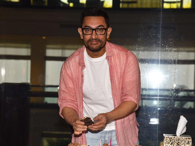 Aamir Khan Cuts And Feeds Paparazzi Birthday Cake, As He Does