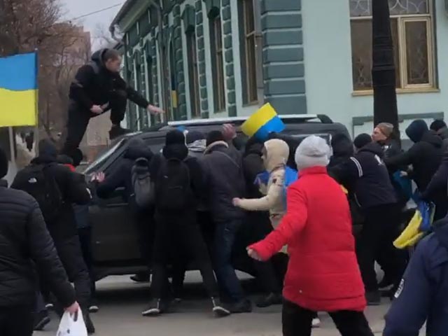 Ukrainians Attack Russian Military Vehicle With Bare Hands