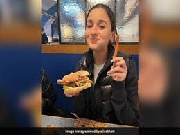 गंगूबाई काठियावाड़ी फिल्म की सक्सेस पर आलिया भट्ट ने जमकर खाया बर्गर और फ्रेंच फ्राइज़ तो प्रियंका चोपड़ा बोलीं- यमममम... गंगूबाई काठियावाड़ी फिल्म की सक्सेस पर आलिया भट्ट ने जमकर खाया बर्गर और फ्रेंच फ्राइज़ तो प्रियंका चोपड़ा बोलीं- यमममम...