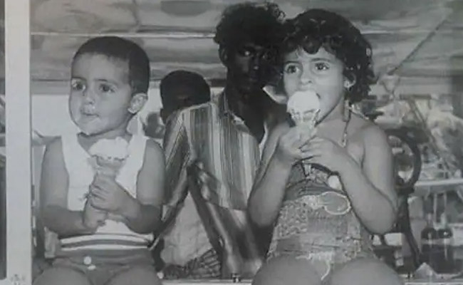 बहन के साथ जुहू बीच पर बैठकर आइसक्रीम खा रहा यह शैतान बच्चा आज है सुपरस्टार, नाम बताने में उड़ जाएंगे तोते