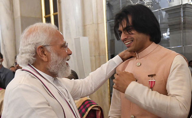 जैवलिन थ्रोअर नीरज चोपड़ा, दिवंगत कल्&zwj;याण सिंह समेत 65 को पद्म अवार्ड से नवाजा गया