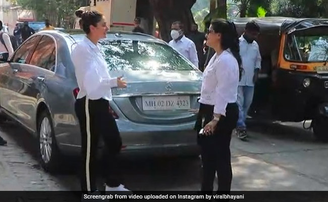 करीना और काजोल बीच रोड पर लगीं बात करने तो फैंस बोले – 'सेलिब्रिटी भी गॉसिप करते हैं' 