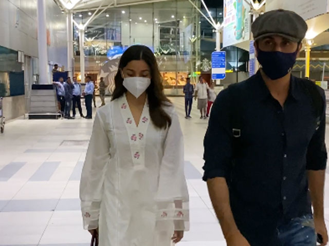 Alia Bhatt And Ranbir Kapoor Navigate Airport Paparazzi