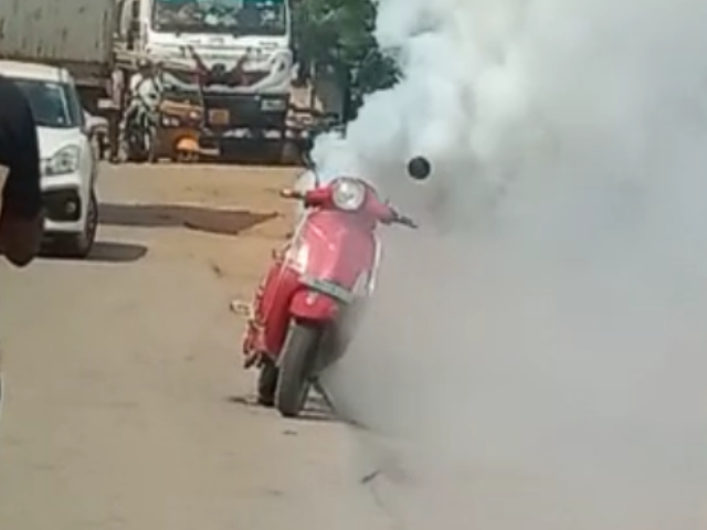 जब धू-धूकर जलने लगा प्योर ईवी इलेक्ट्रिक स्कूटर...