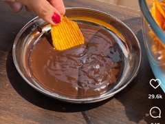 Bizarre Food: Blogger Dips Masala Potato Chips In Chocolate; Leaves The Internet Divided Bizarre Food: Blogger Dips Masala Potato Chips In Chocolate; Leaves The Internet Divided