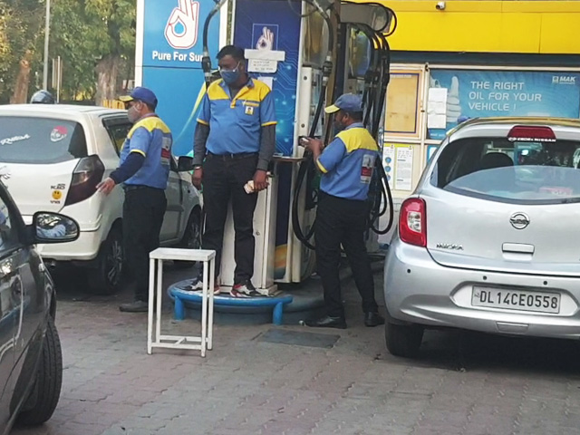 Petrol, Diesel Price: पेट्रोल-डीज़ल की कीमत में आज फिर 80-80 पैसे प्रति लीटर की बढ़ोतरी, नौ दिन में आठवीं बार बढ़े दाम