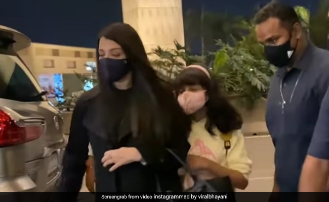 मम्मी पापा के साथ होली की छुट्टियों पर निकलीं 'आराध्या बच्चन', एयरपोर्ट पर ऐश्वर्या राय का हाथ पकड़े आईं नजर