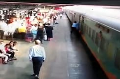 जब ट्रेन के साथ घिसटता चला गया चलती ट्रेन से उतरा शख्स जब ट्रेन के साथ घिसटता चला गया चलती ट्रेन से उतरा शख्स