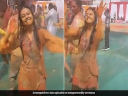 होली पर सुफियाना हुई गोपी बहू, दोस्तों को छोड़ अकेले हुई ‘मस्त मगन’ ...Video  होली पर सुफियाना हुई गोपी बहू, दोस्तों को छोड़ अकेले हुई ‘मस्त मगन’ ...Video