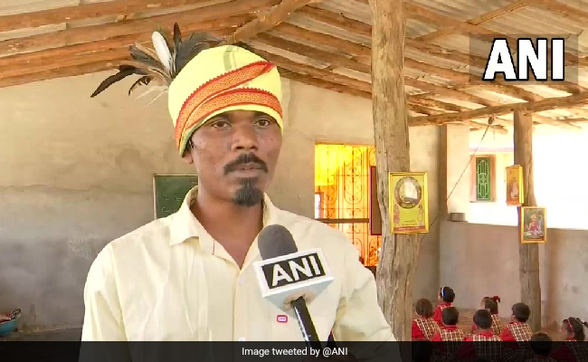 Maharashtra Teacher Gives Students Lessons In Local Gondi Language, Wins Praise