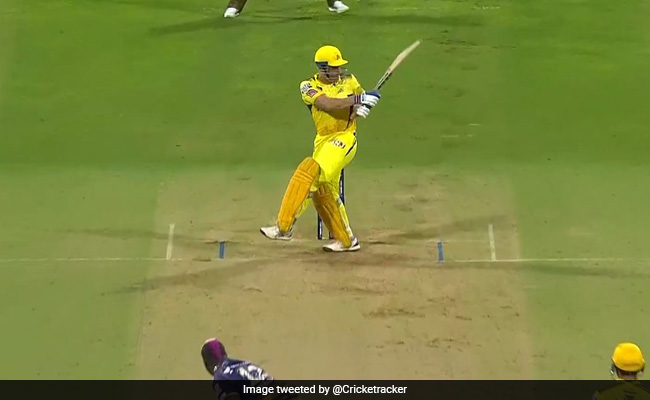 IPL 2022: 'माही मार रहा है', रसेल के खिलाफ धोनी ने धागा खोल दिया, गेंदबाज का किया बुरा हाल- Video
