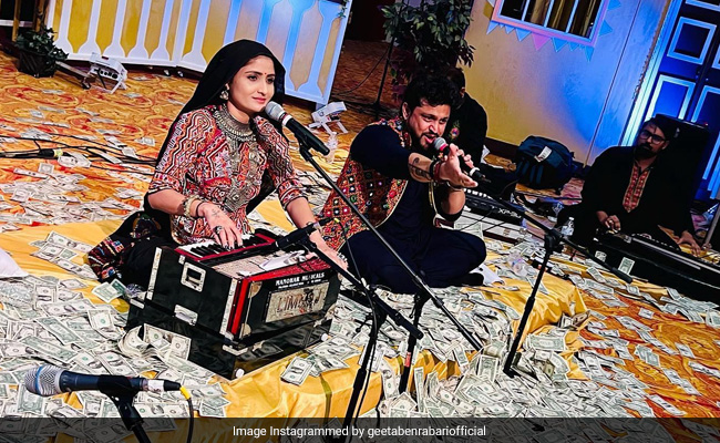 Viral Pics: Dollars "Rain" At US Concert As Gujarati Singer Raises $300,000 For Ukraine