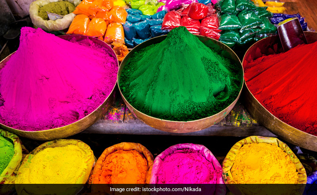 इस बार गालों पर लगेगा गोबर का गुलाल, बाजार में बड़ी डिमांड में है ये Organic रंग 