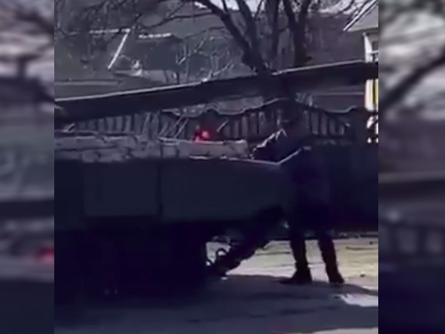 जब निहत्थे यूक्रेनी ने हाथों से ही रोक लिया रूसी टैंक को