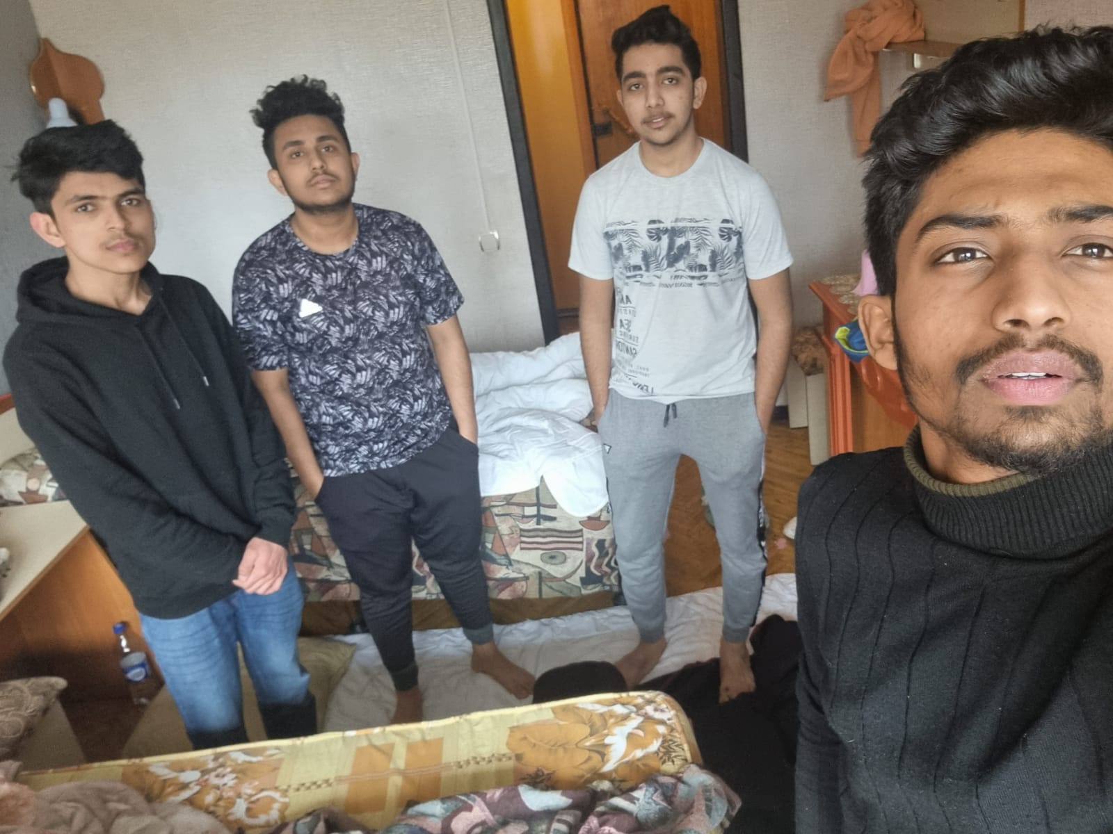 Ukraine Crisis : "भूख से तड़प रहे" Pisochyn पहुंचे Indian Students, "कुछ नहीं पता" आगे क्या करना है...