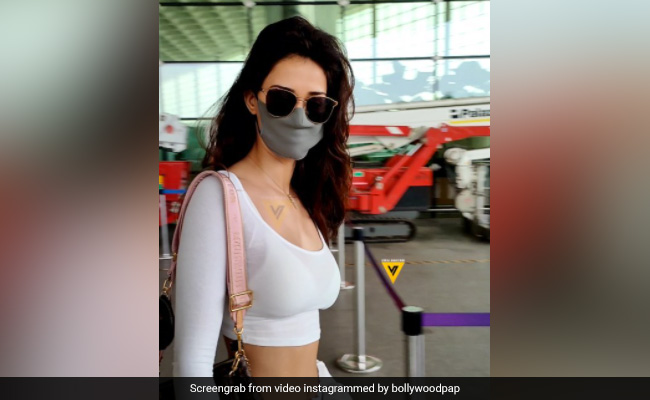 दिशा पटानी के एयरपोर्ट पर स्टाइलिश लुक ने जीता फैंस का दिल, देखें Video
