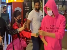 कार्तिक आर्यन को एयरपोर्ट पर लड़की ने दिया गुलाब तो एक्टर ने यूं किया रिएक्ट, फैन्स बोले- कैमरा देखकर ले लिया...VIDEO कार्तिक आर्यन को एयरपोर्ट पर लड़की ने दिया गुलाब तो एक्टर ने यूं किया रिएक्ट, फैन्स बोले- कैमरा देखकर ले लिया...VIDEO