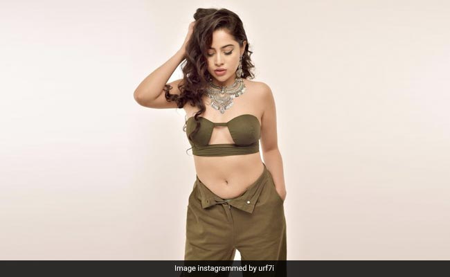 उर्फी जावेद ने दिखाई अपनी नई होली ड्रेस तो छूट गई फैंस की हंसी, बोले- पहले ये बताओ की ड्रेस है कहां ?