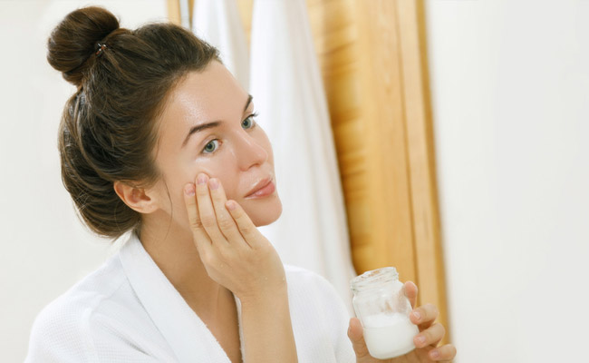 चेहरे पर नेचुरल चमक लाने और उसे सॉफ्ट बनाने के लिए नारियल तेल में मिलाएं ये चीज, कुछ दिनों में दिखेगा असर | how can i get glow on my face naturally