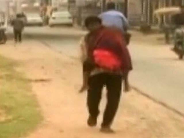 Chhattisgarh Man Seen Carrying Daughter's Body For 10 Km, Probe Ordered