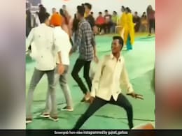 पुष्पा के ‘सामी -सामी’ पर दौड़-दौड़ कर युवक ने किया गरबा तो हंस- हंस कर लोट हुए लोग...Video पुष्पा के ‘सामी -सामी’ पर दौड़-दौड़ कर युवक ने किया गरबा तो हंस- हंस कर लोट हुए लोग...Video