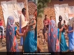 नाचते-नाचते होश खो बैठी महिला, लोग रोकते रहे फिर भी नहीं रुकी, अजीबोगरीब डांस से मचाया तहलका नाचते-नाचते होश खो बैठी महिला, लोग रोकते रहे फिर भी नहीं रुकी, अजीबोगरीब डांस से मचाया तहलका