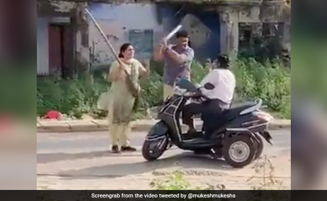 ग्रेटर नोएडा में दिव्यांग से हुई मारपीट का वीडियो हुआ वायरल, केस दर्ज