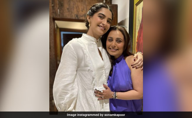 Dressed In White, Mom-To-Be Sonam Kapoor Poses With "Favourite Actress" Rani Mukerji