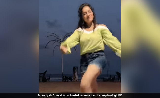 दीपिका सिंह ने शॉर्ट्स पहन नंगे पांव बीच पर किया ऐसा डांस, फैन्स बोले- पूरा खेत जोत दिया...देखें Video