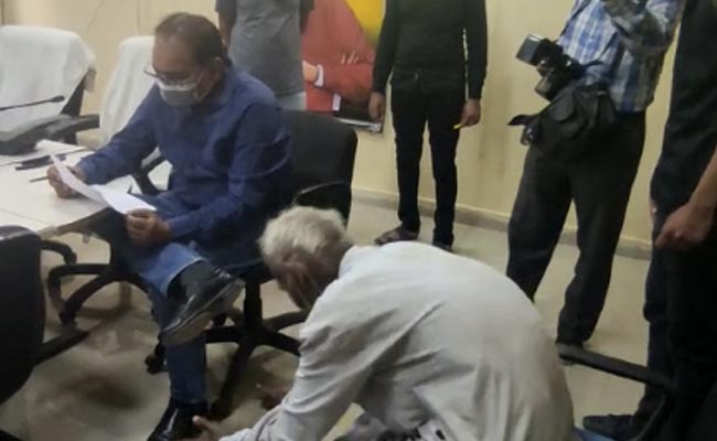 VIDEO: 'आप जिले के भगवान हो, मेरी जमीन दिला दो', डिप्टी कलेक्टर के पैरों में गिर गिड़गिड़ाया बुजुर्ग