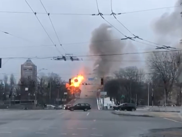 Russia Ukraine War: Kyiv में गाड़ी के सामने हुआ ज़ोरदार Bomb Blast