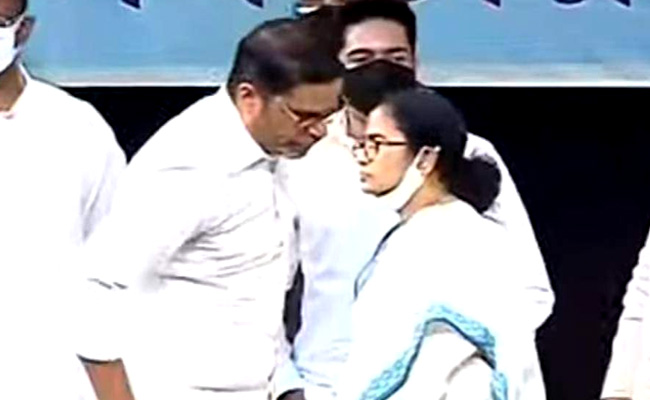 Prashant Kishor, Mamata Banerjee On Stage Together, Scotch Rift Rumours