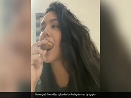 ईशा गुप्ता ने वड़ा खाकर शर्माते हुए शेयर की वीडियो तो फैंस बोले- ‘हाय ये अदा’ ईशा गुप्ता ने वड़ा खाकर शर्माते हुए शेयर की वीडियो तो फैंस बोले- ‘हाय ये अदा’