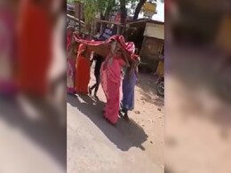 Madhya Pradesh: चारपाई पर शव ले जाने वाले मामले को 'कोई बड़ी बात नहीं' बताने वाले मेडिकल ऑफिसर का तबादला Madhya Pradesh: चारपाई पर शव ले जाने वाले मामले को 'कोई बड़ी बात नहीं' बताने वाले मेडिकल ऑफिसर का तबादला