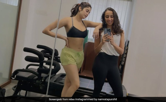 What's Better Than Janhvi Kapoor's Mirror Selfies? She Looking Sporty Chic In It, Of Course