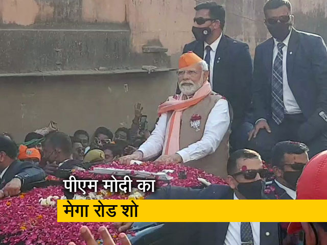 बनारस पहुंचे पीएम नरेंद्र मोदी, रोड शो में दिखा लोगों का हुजूम