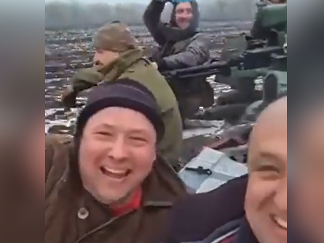 रूसी सेना के टैंक पर सवार होकर सैर पर निकले यूक्रेनी