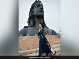 शिवरात्रि पर भगवान शिव की भक्ति में लीन दिखी मौनी रॉय शिवरात्रि पर भगवान शिव की भक्ति में लीन दिखी मौनी रॉय