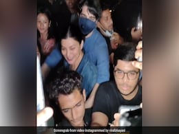 भीड़ से सुष्मिता सेन को कुछ इस तरह प्रोटेक्ट करते दिखे रोहमन शॉल, लोगों ने पूछा- पैचअप हो गया क्या? Video भीड़ से सुष्मिता सेन को कुछ इस तरह प्रोटेक्ट करते दिखे रोहमन शॉल, लोगों ने पूछा- पैचअप हो गया क्या? Video