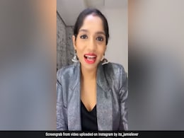 Jamie Lever ने उतारी Sonam Kapoor की नकल तो हंस-हंसकर लोटपोट हुए लोग, बोले- फायर हो आप Jamie Lever ने उतारी Sonam Kapoor की नकल तो हंस-हंसकर लोटपोट हुए लोग, बोले- फायर हो आप
