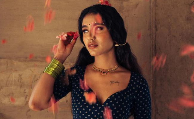 लेटेस्ट वीडियो में प्रिया प्रकाश की अदाओं को देख कर फैंस ने कहा - 'क्रश'